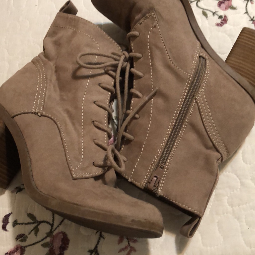 Universal Threads Boot.